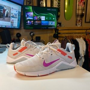 Nike Legend Essential Vast Grey/Fire Pink Cd0212-005 Women'S
Woman’s size 10